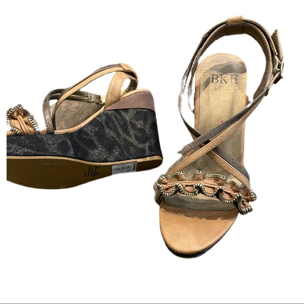 NWT Buckle metallic wedge gold/brown size 7.5